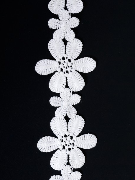 Dantela cu flori, culoare Alb, latime 5 cm.