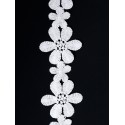 Dantela cu flori, culoare Alb, latime 5 cm.